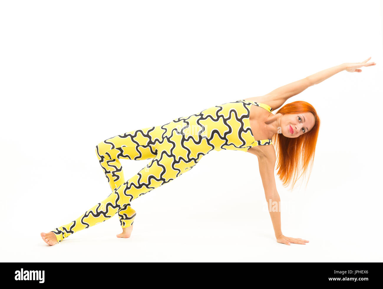 Sporty giovane donna fare yoga asana Foto Stock