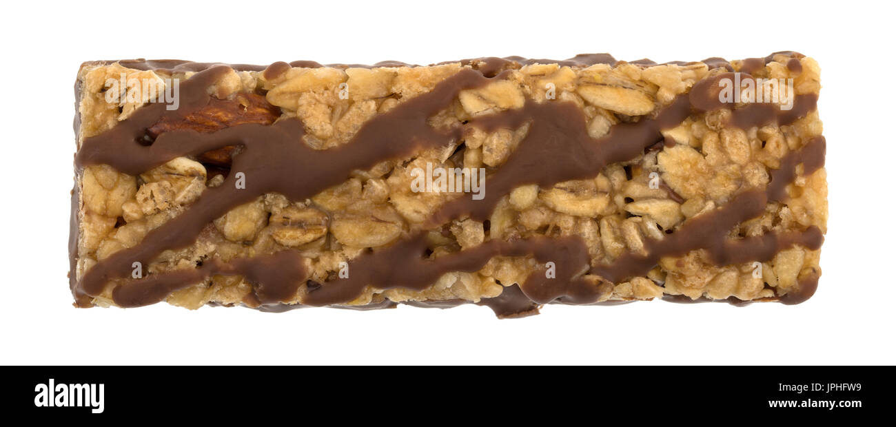 Vista dall'alto di un unico cioccolato con noci granola bar isolato su uno sfondo bianco. Foto Stock