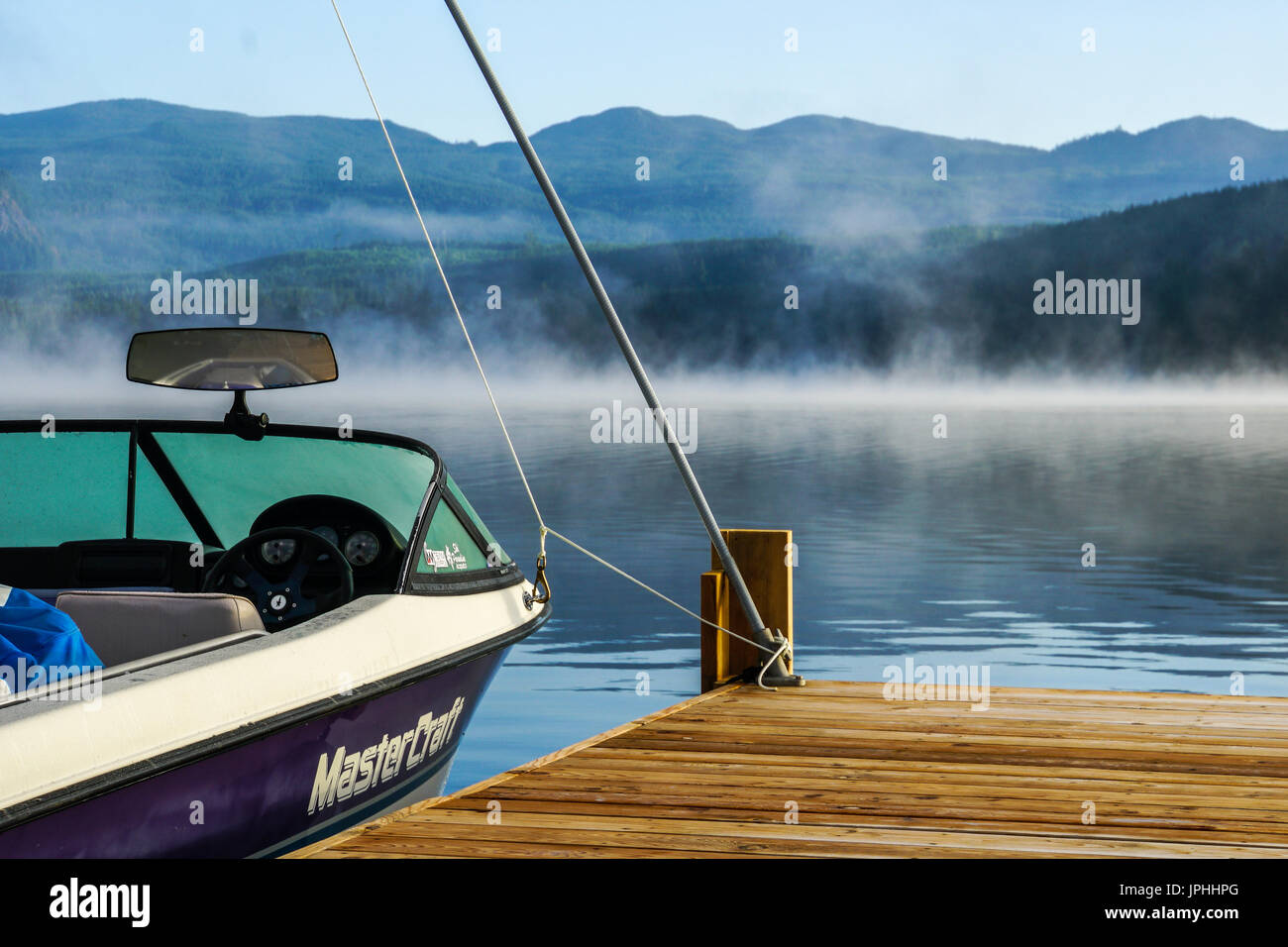 Mattina escursione in barca nella nebbia Foto Stock