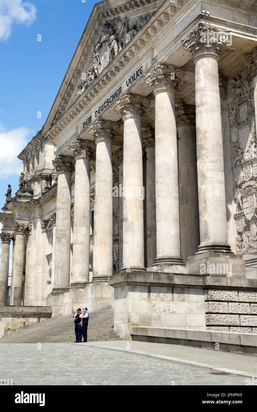 La polizia tedesca sul dovere al Reichstag Foto Stock