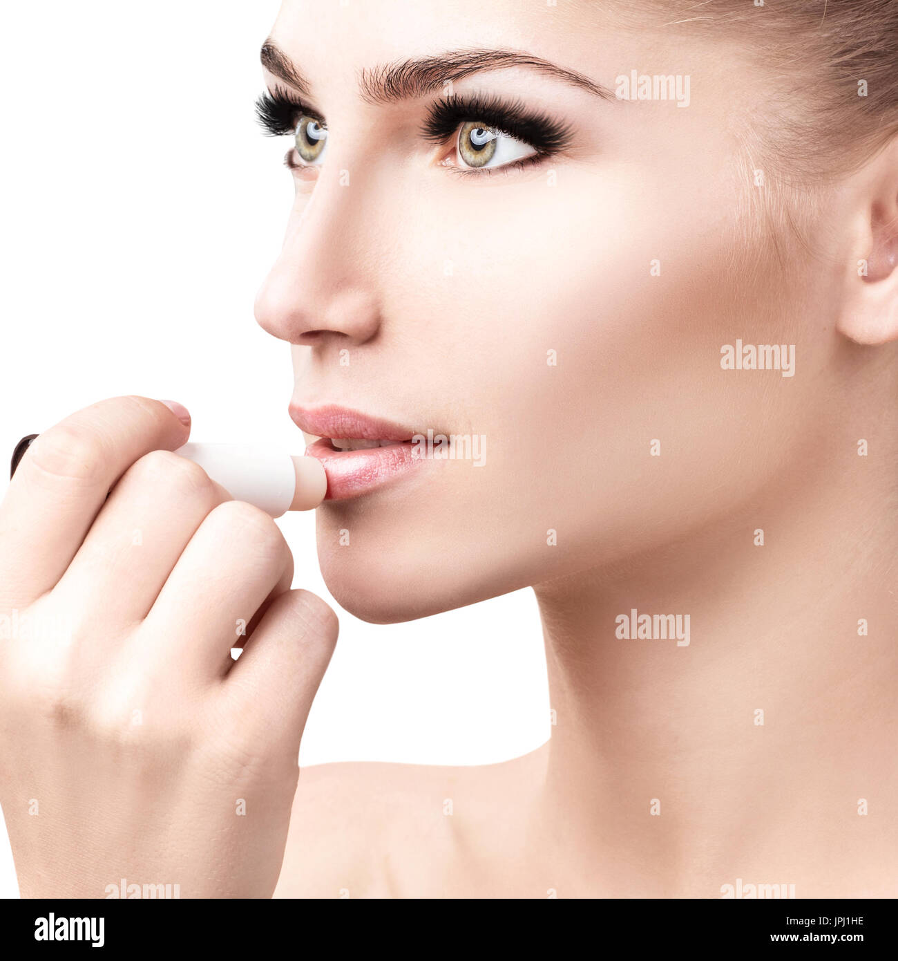 Bella donna applicando igienico di balsamo per labbra. Foto Stock