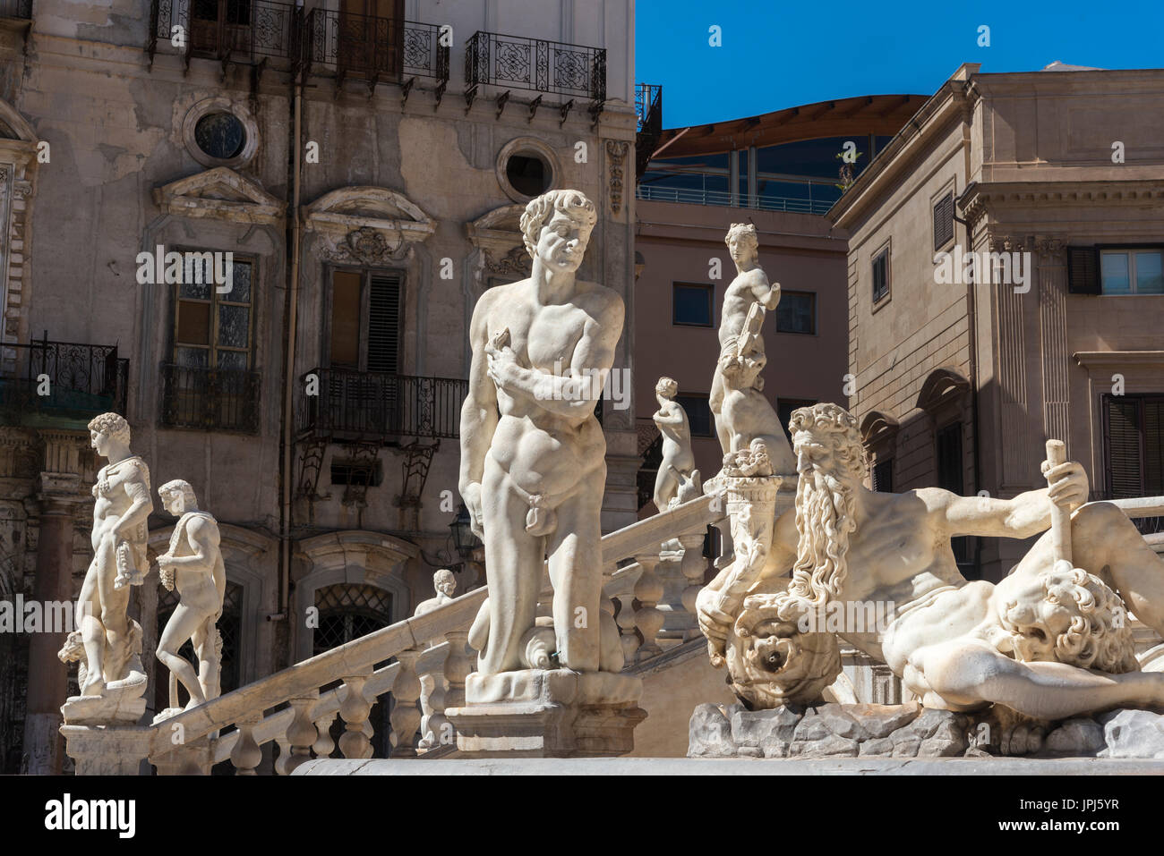 Statue in marmo di ninfe, esseri umani, sirene e satiri cinquecentesca Fontana fiorentino in Piazza Pretoria, centrale di Palermo, Sicilia, Italia. Foto Stock