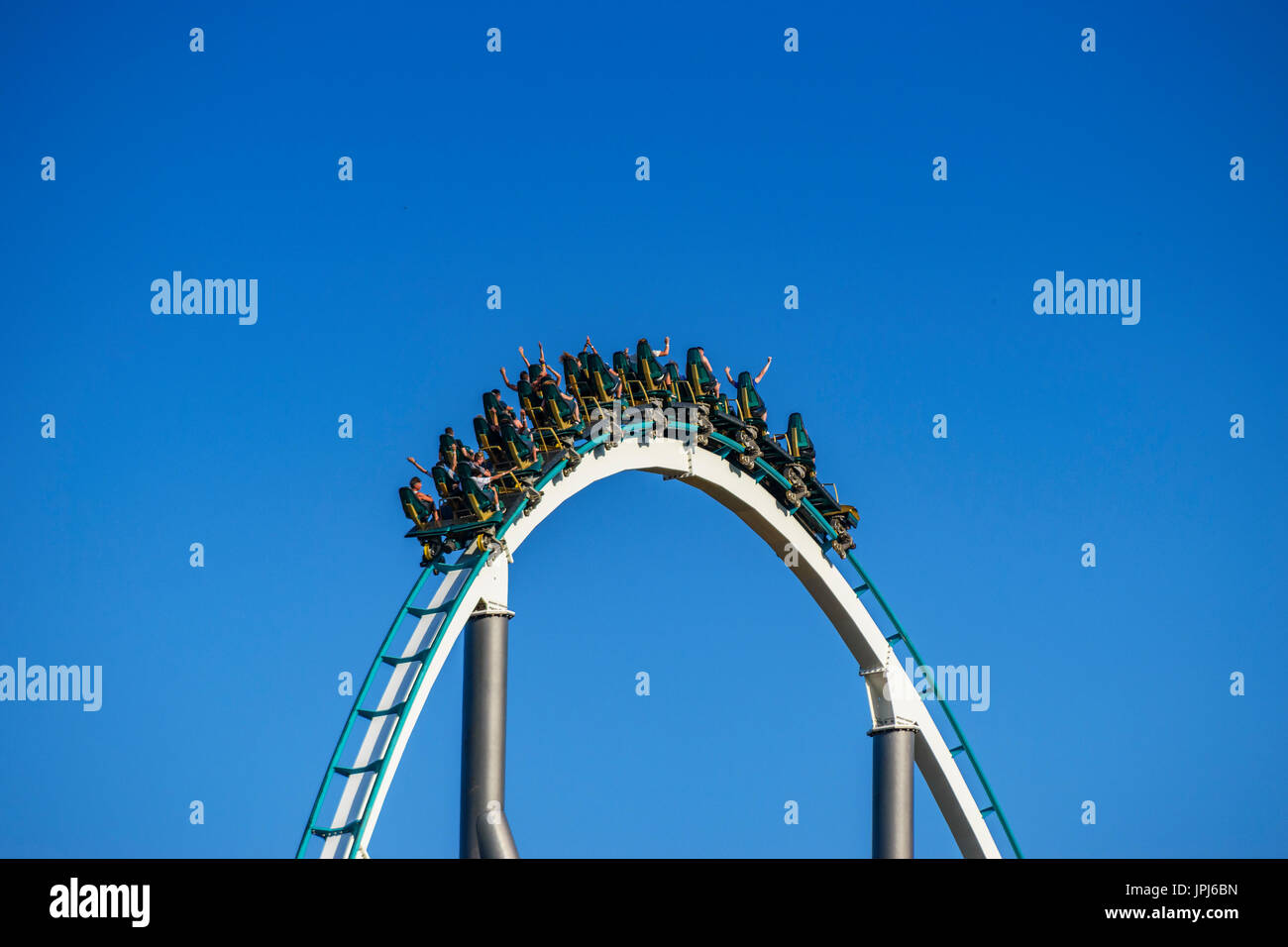 Shambhala è un acciaio Hyper Coaster roller coaster situato a PortAventura in Salou, Spagna. Suo il secondo più alto 256ft e il più veloce hypercoaster 134km/h. Foto Stock