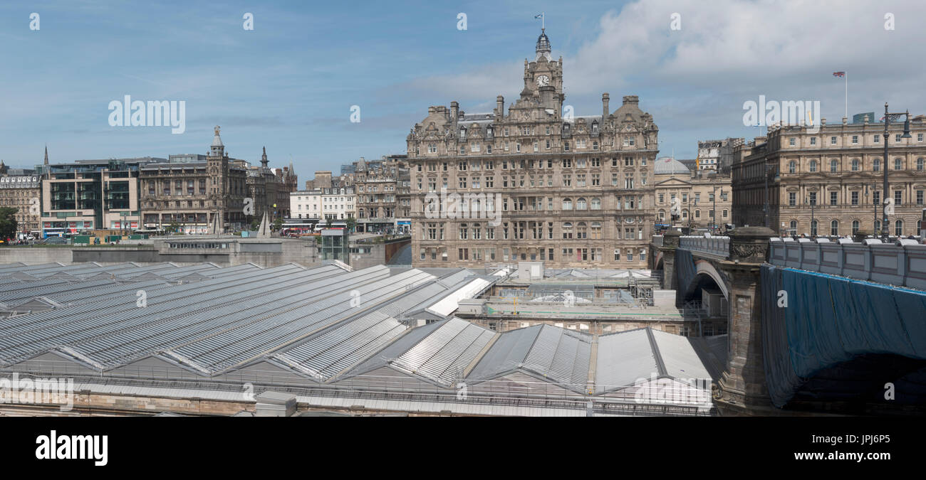 The Balmoral Hotel visto dalla Città Vecchia Edimburgo, attraverso il tetto della stazione di Waverley Scozia, parte del Rocco Forte Hotels Group Foto Stock