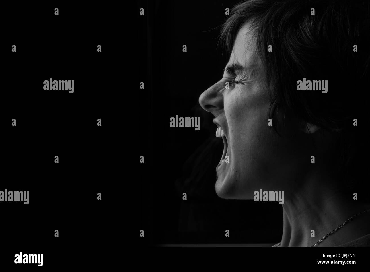 Premuto donna urlando di essere ascoltato, che mostra ciò che si sente come vivere con ansia e depressione. Foto Stock