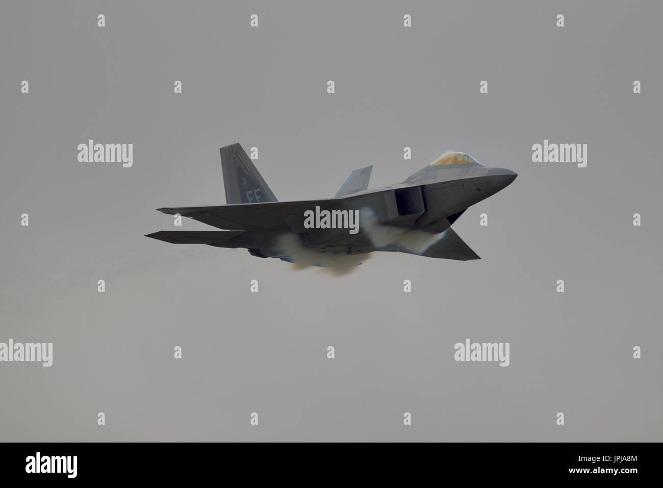 US Air Force F22 Raptor producendo condensazione mentre si esegue una alta velocità pass presso il Royal International Air Tattoo Foto Stock