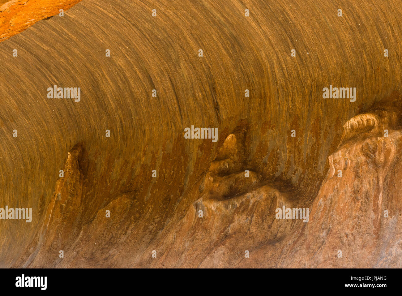 Grotta di wave rock formazione a Uluru aka Ayers rock, Territorio del Nord, l'Australia. Foto Stock