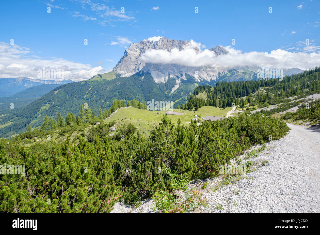 Vista dalla Seebenalm alla montagna Zugspitze gamma, Ehrwald, Tirolo, Austria Foto Stock