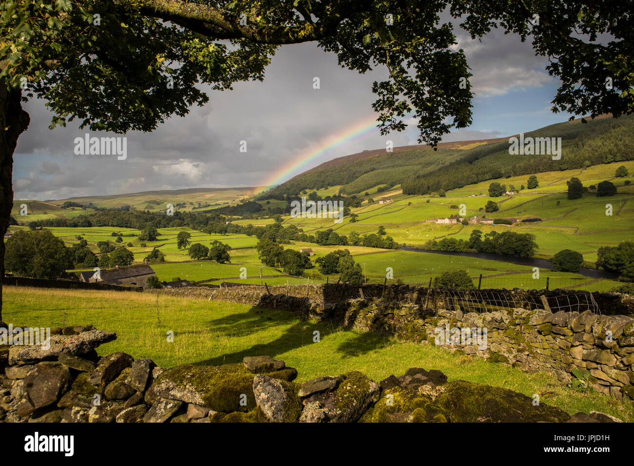 Rainbow su Simons sedile in Wharfedale, North Yorkshire, Regno Unito Foto Stock