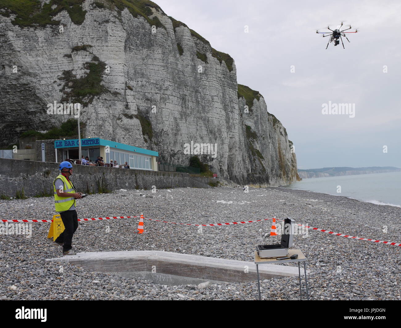 I piloti professionisti di raccogliere dati circa la scogliera in Normandia, Francia, utilizzando drone Foto Stock