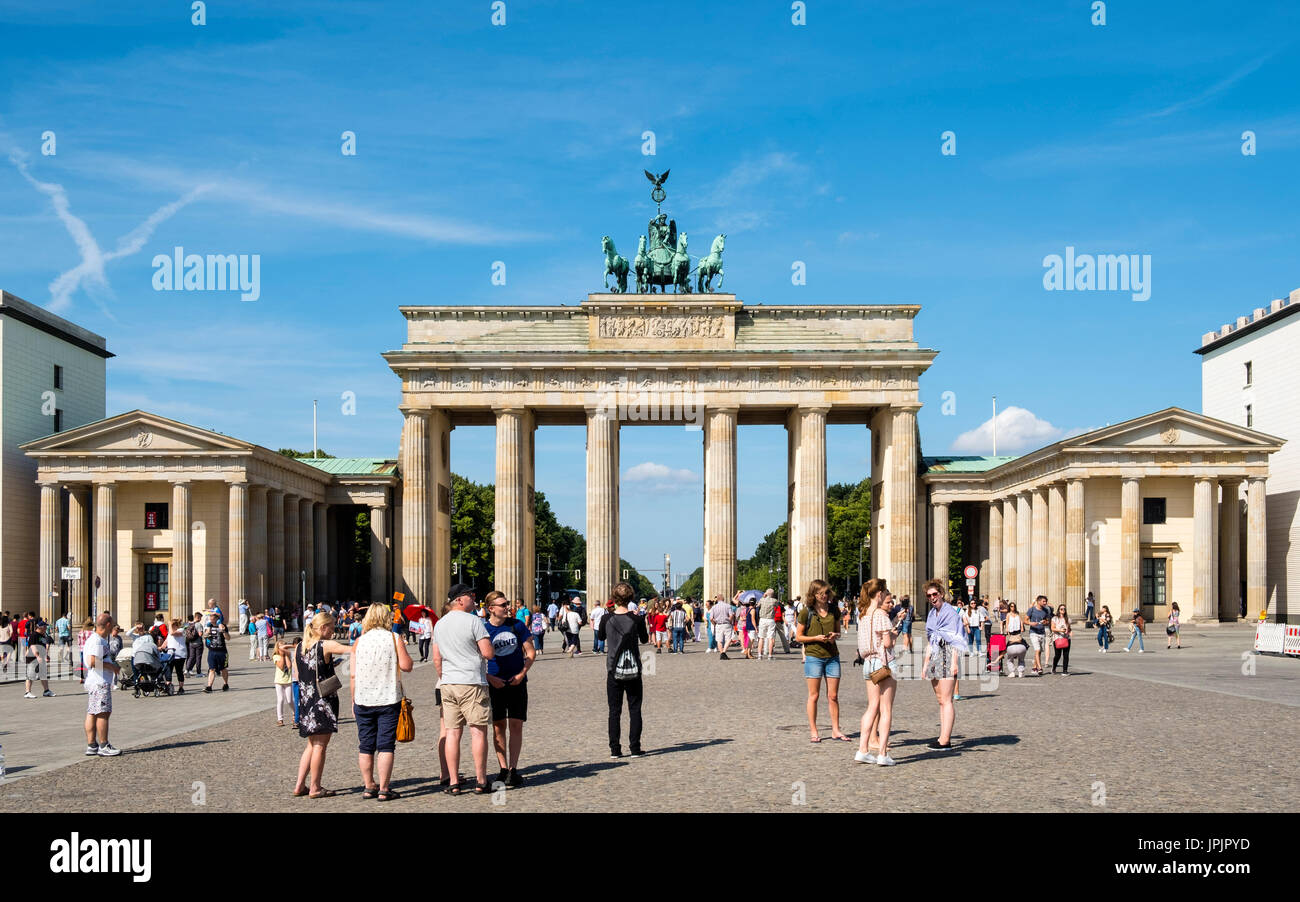 Molti turisti in piedi nella parte anteriore della porta di Brandeburgo nel quartiere Mitte di Berlino Germania Foto Stock
