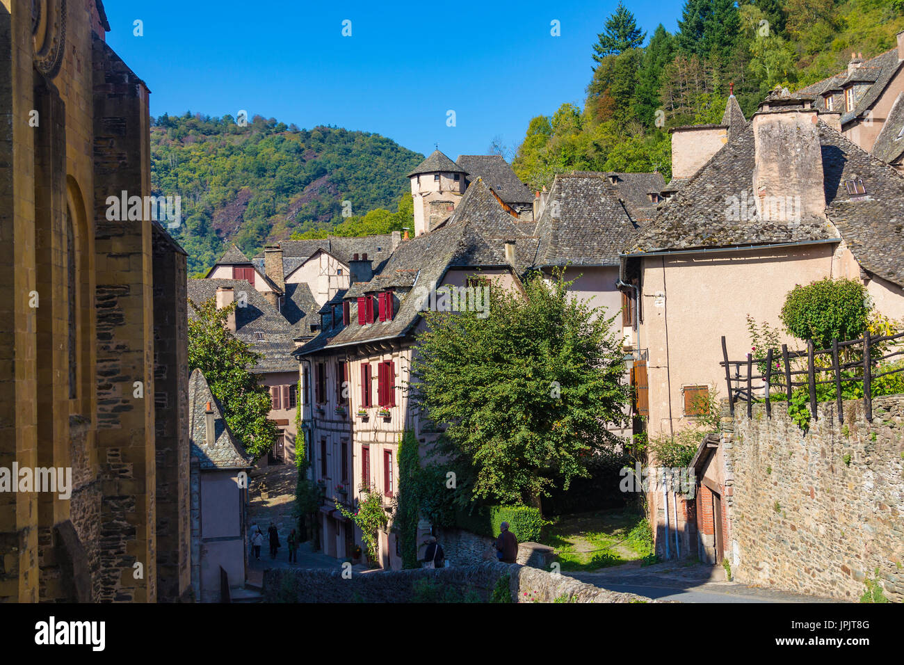 Vedute del borgo medievale di Conques, Francia Foto Stock