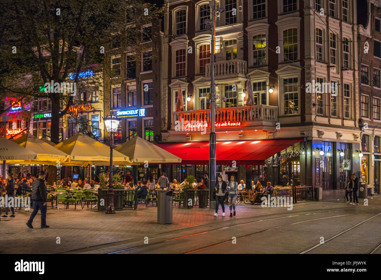 Le barre colorate e restauramts a Leidse Square - un popolare luogo di sera - AMSTERDAM - PAESI BASSI 2017 Foto Stock