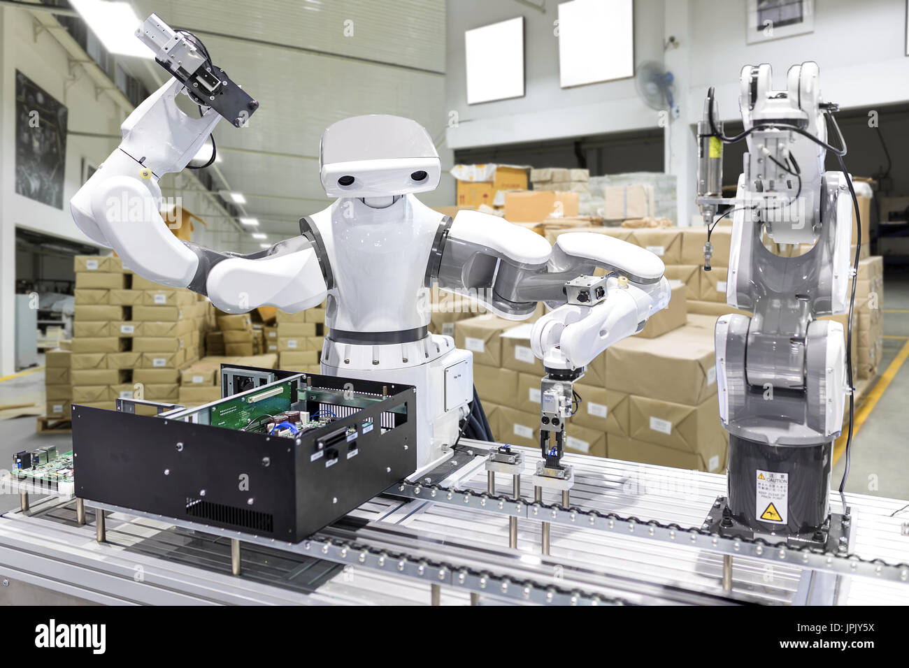 Robot industriale di installare un chip di computer in linea di produzione in fabbrica dal produttore, Controller del braccio robotico per eseguire, erogazione, materiale-ha Foto Stock