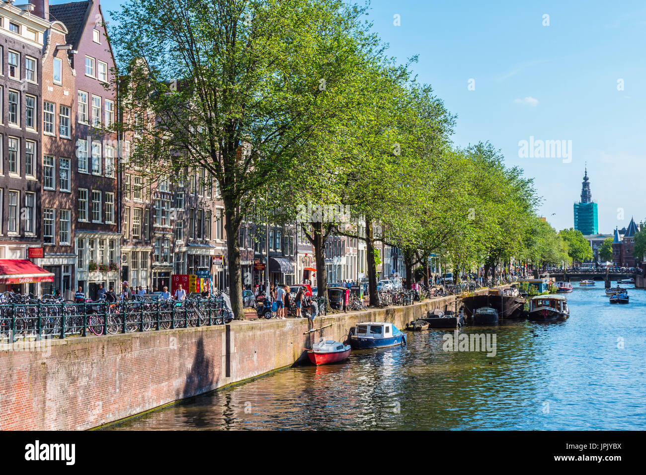 I bellissimi canali di Amsterdam in una giornata di sole - AMSTERDAM - PAESI BASSI 2017 Foto Stock