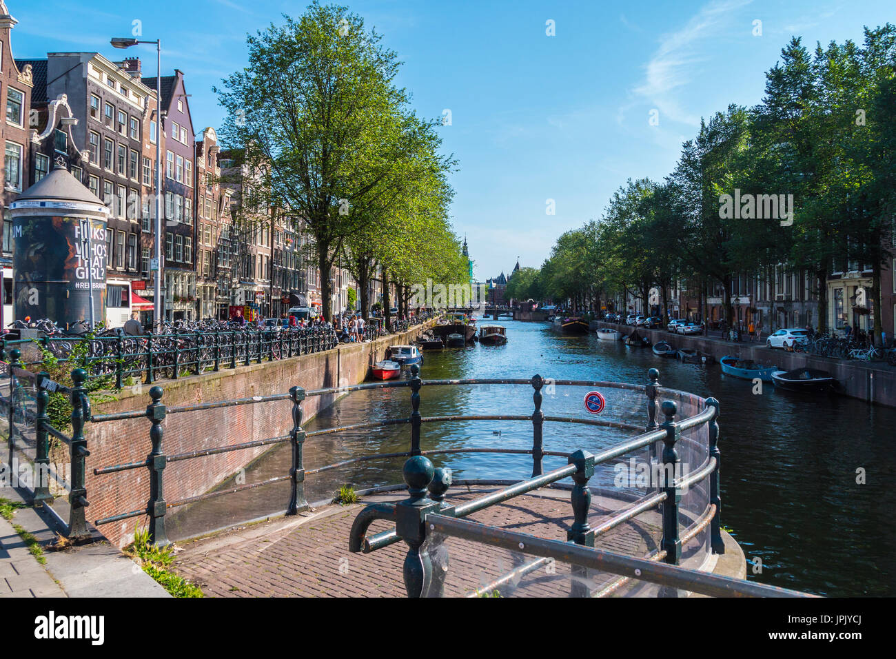 I bellissimi canali di Amsterdam in una giornata di sole - AMSTERDAM - PAESI BASSI 2017 Foto Stock