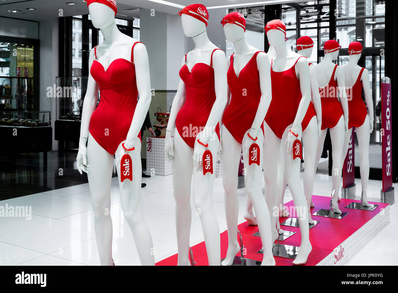 Una serie di manichini in rosso i costumi da bagno.Vendita Foto Stock
