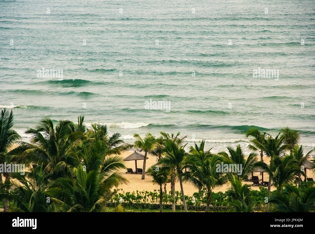 Bassa stagione in tropical resort e hotel, niente turisti, spiaggia vuota letti, vento e tempeste, Cina, Hainan Foto Stock