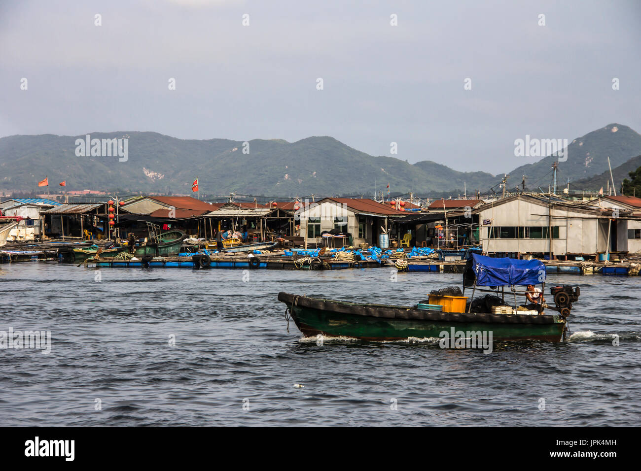 Lingshui, pescatori villaggio galleggiante, Nanwan Monkey Island e transoceanico teleferica come sfondo, Foto Stock