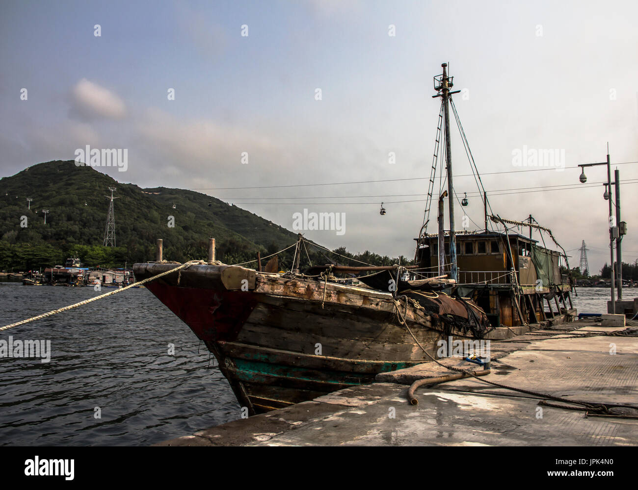 Lingshui, pescatori villaggio galleggiante, Nanwan Monkey Island e transoceanico teleferica come sfondo, Foto Stock
