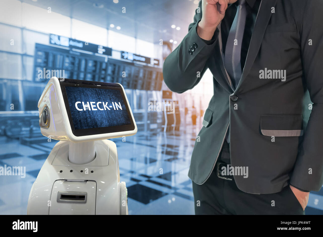 Imprenditore suit passeggeri devono utilizzare auto-guida robot assistente il check in per il biglietto e accompagnarli alla loro porta all aeroporto internazionale. Foto Stock