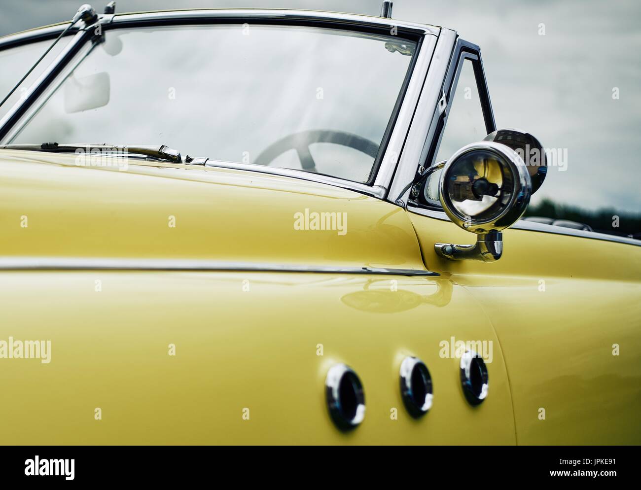 Vintage Super Classic Car in giallo Foto Stock