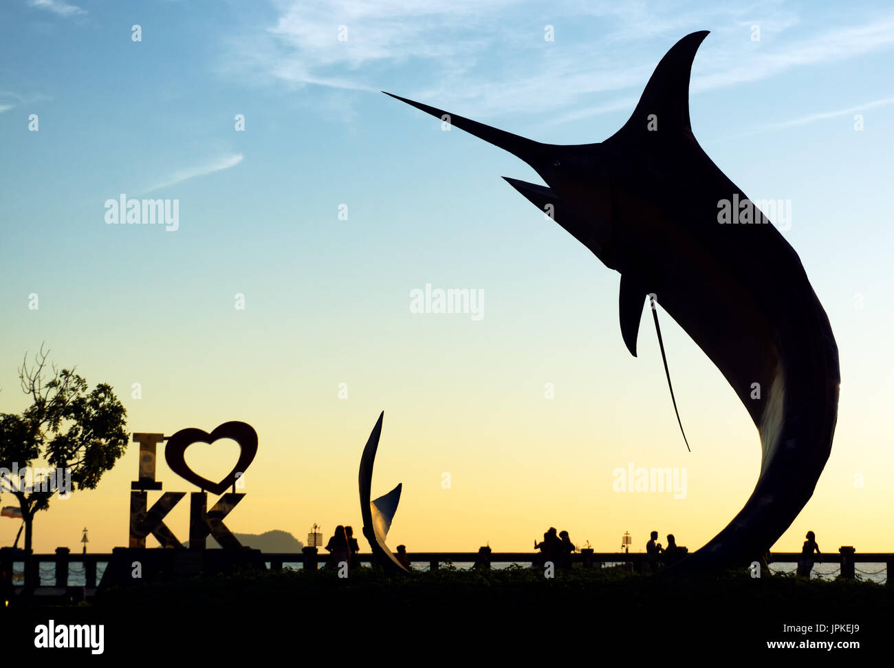 Kota Kinabalu, Malesia - Agosto 01, 2017: silhouette del famoso Marlin statua di pesce al capitale di Sabah. La statua è stata inaugurata il 2 febbraio 20 Foto Stock