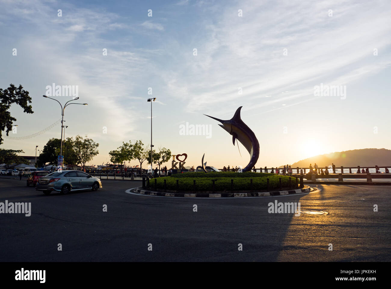 Kota Kinabalu, Malesia - Agosto 01, 2017: silhouette del famoso Marlin statua di pesce al capitale di Sabah. La statua è stata inaugurata il 2 febbraio 20 Foto Stock