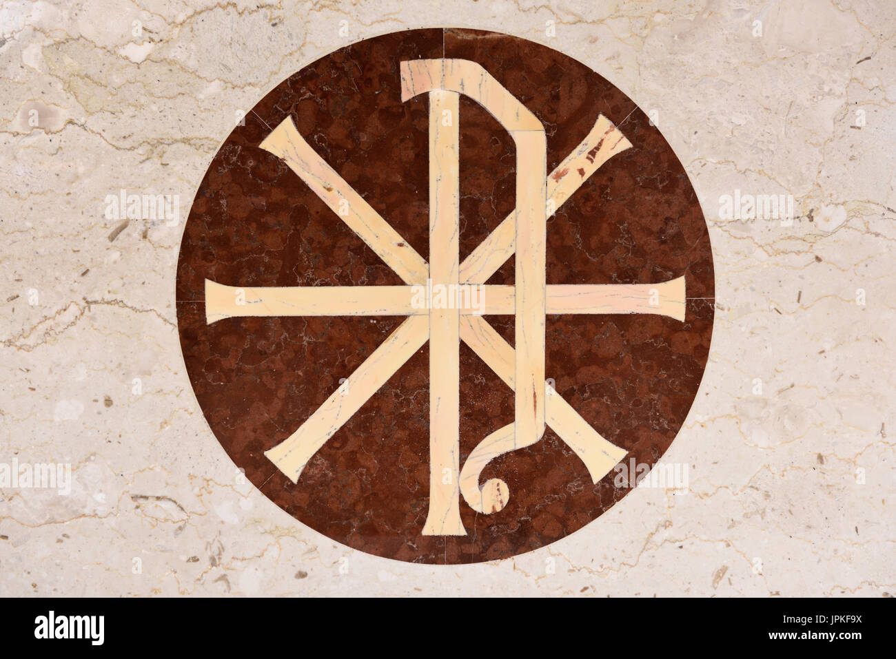 Christian Chi Rho PX Symbol per le prime due lettere greche di Cristo in marmo intarsiato della chiesa cattolica altare Toronto Foto Stock