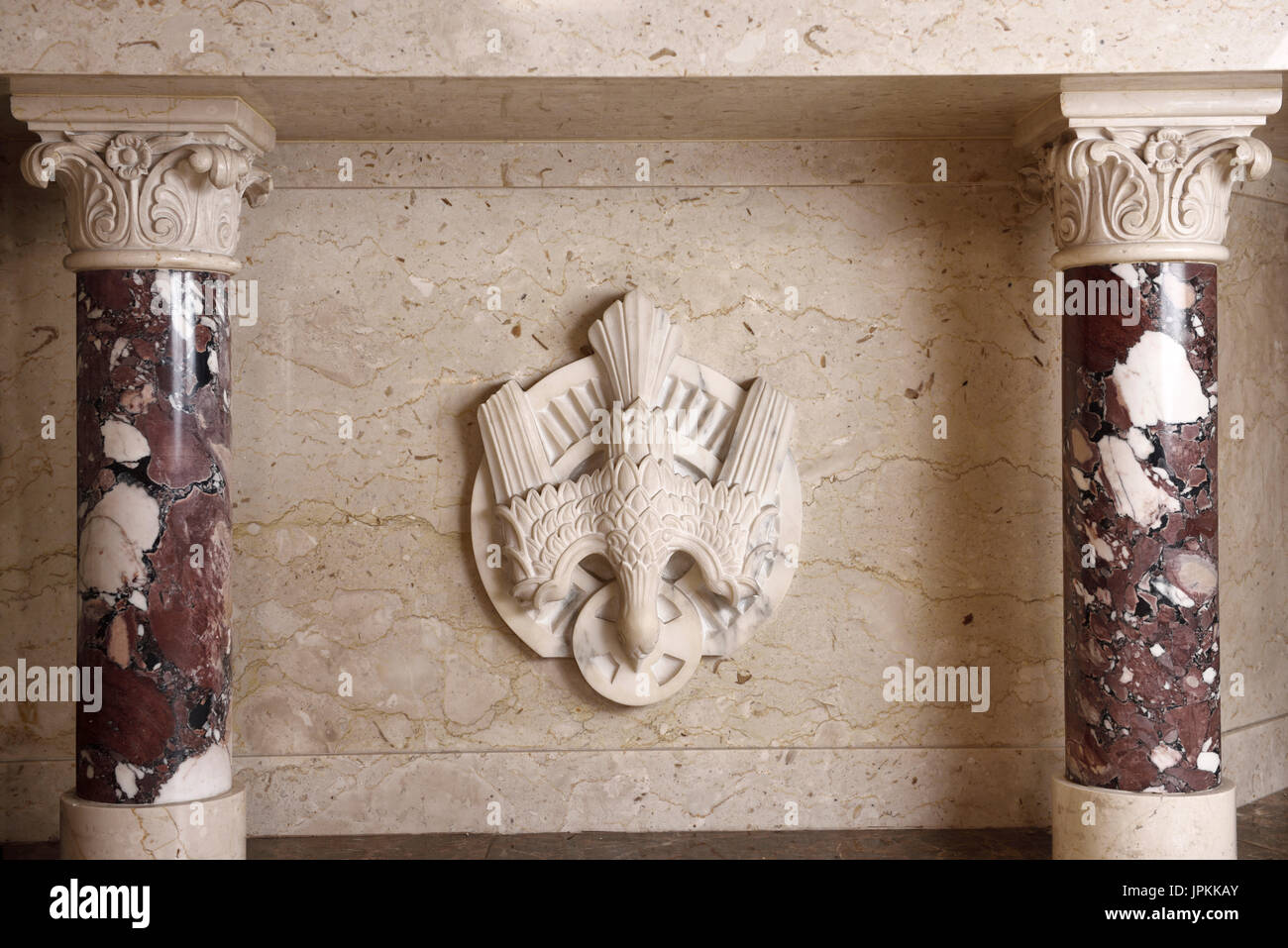 Marmo scolpito colomba simbolo dello Spirito Santo di Dio al tabernacolo altare con colonne corinzie a Toronto la Chiesa cattolico romana Foto Stock