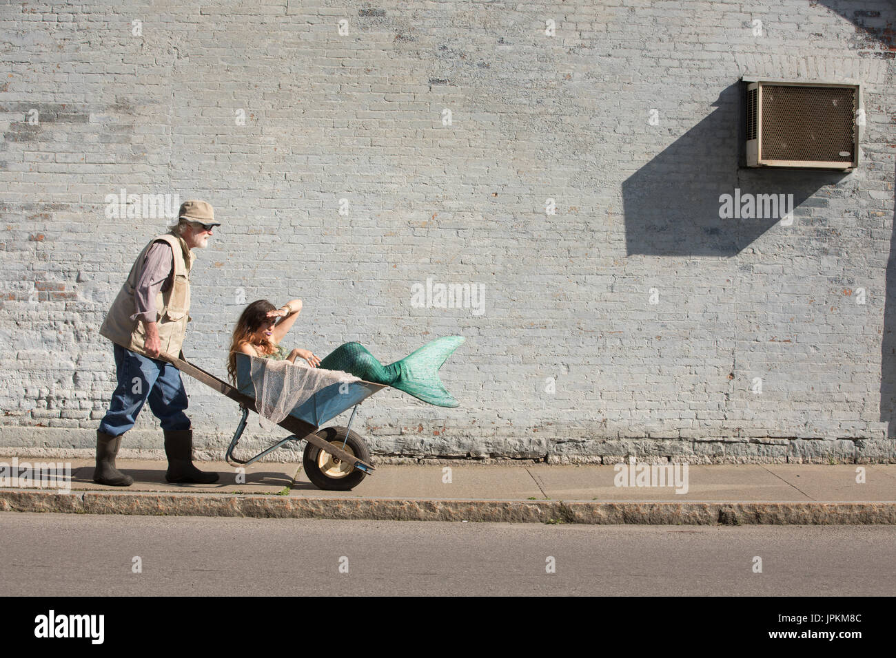 Fisherman wheels home del pescato del giorno - una sirena! Foto Stock