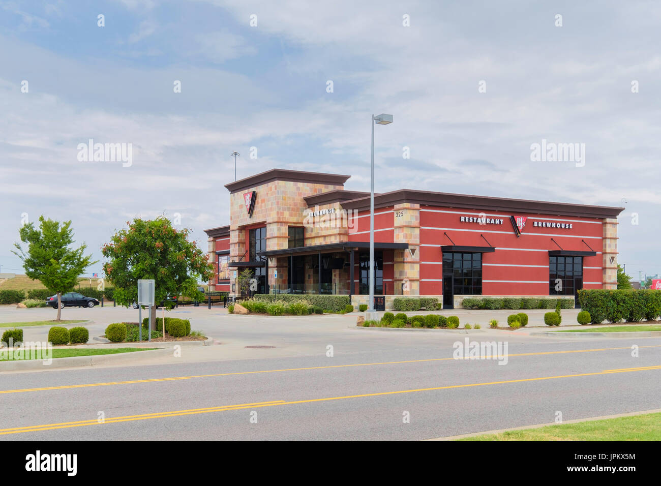 BJ's Ristorante e tini di filtrazione esterno situato sul consiglio a sud del Reno in Oklahoma City, Oklahoma, Stati Uniti d'America. Foto Stock