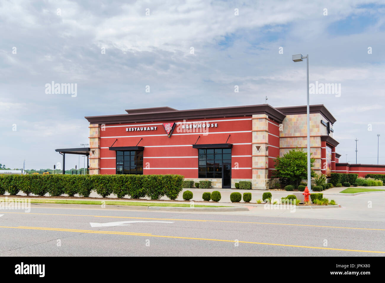 BJ's Ristorante e tini di filtrazione esterno situato sul consiglio a sud del Reno in Oklahoma City, Oklahoma, Stati Uniti d'America. Foto Stock