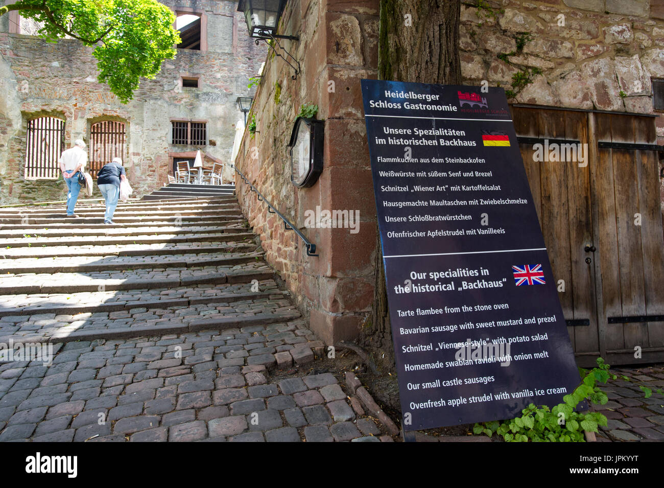 Il castello di Heidelberg noto anche come Schloss Heidelberg è una rovina romantico castello su una collina dal Ponte di collo circondato da giardini rinascimentali. Foto Stock
