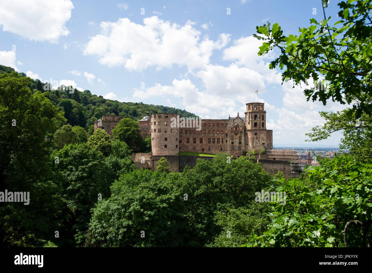Il castello di Heidelberg noto anche come Schloss Heidelberg è una rovina romantico castello su una collina dal Ponte di collo circondato da giardini rinascimentali. Foto Stock