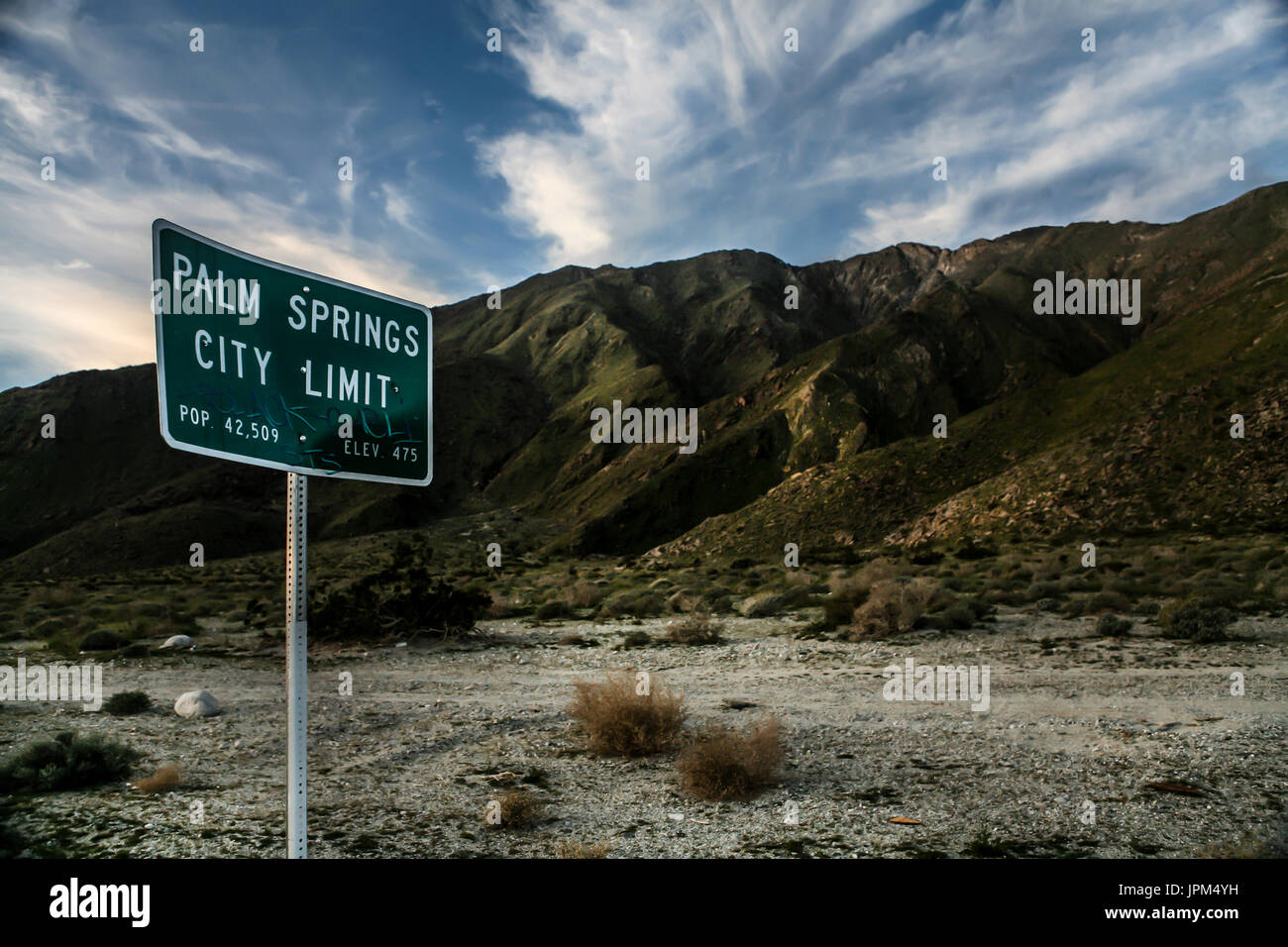 Palm Springs città segno limite con le montagne Foto Stock