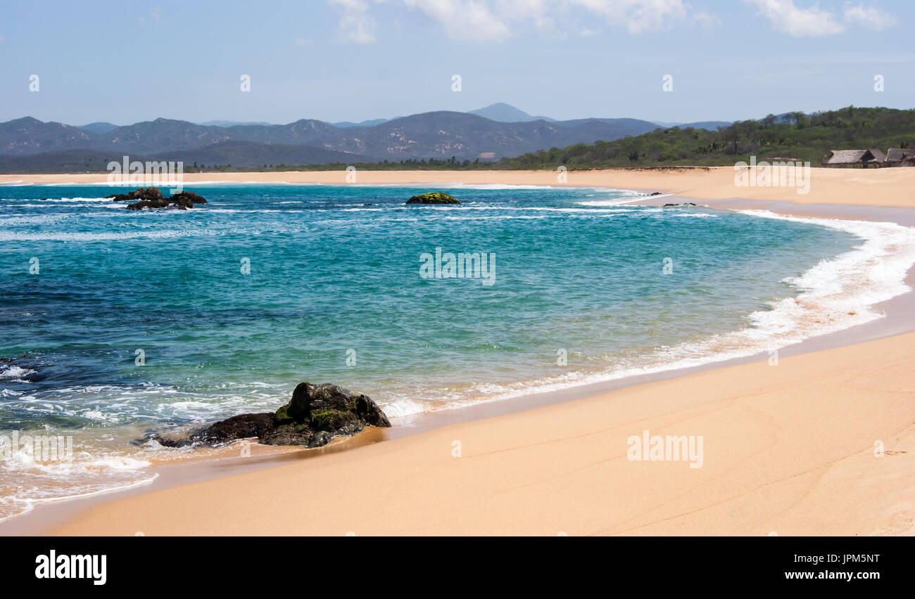 Mayto beach, una ora e mezza a sud di Puerto Vallarta. Un incredibile apparentemente infinita spiaggia quasi deserta e molto panoramico. Foto Stock