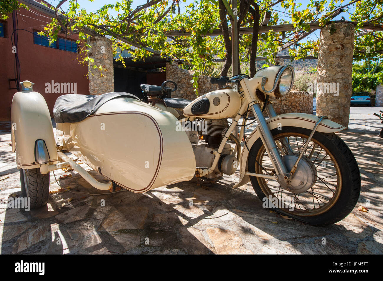 Un vecchio BMW moto con un lato auto in condizione di bello Foto Stock