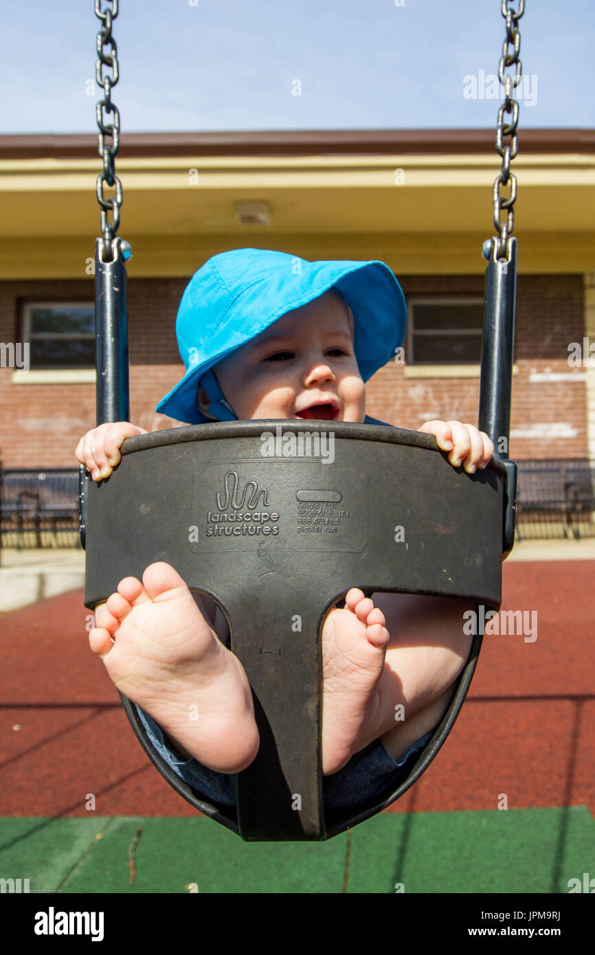 Little baby in uno swing Foto Stock