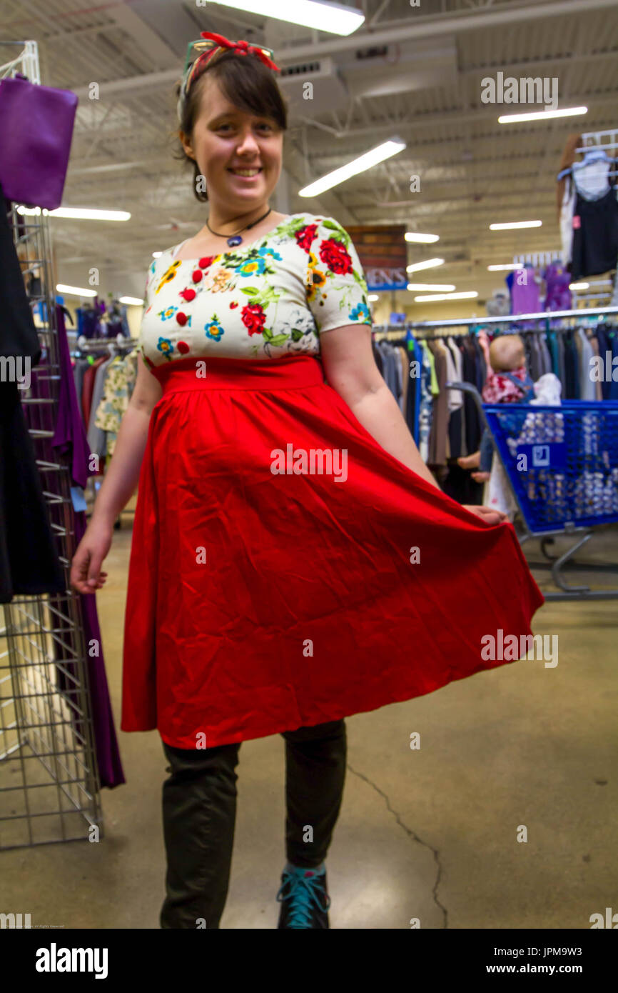 Ragazza in rosso vestito floreale Foto Stock