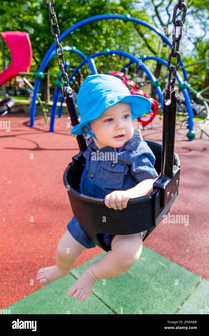 Il bambino gode di uno swing Foto Stock