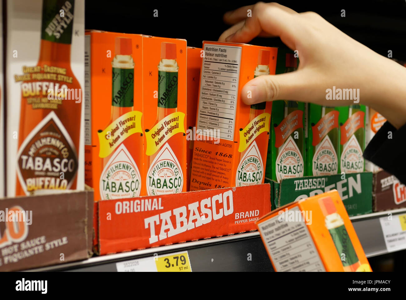 New Westminster, BC, Canada - 15 Aprile 2017 : Close up donna acquisto di Tabasco salsa di peperoni all'interno di comprare alimenti bassa store Foto Stock