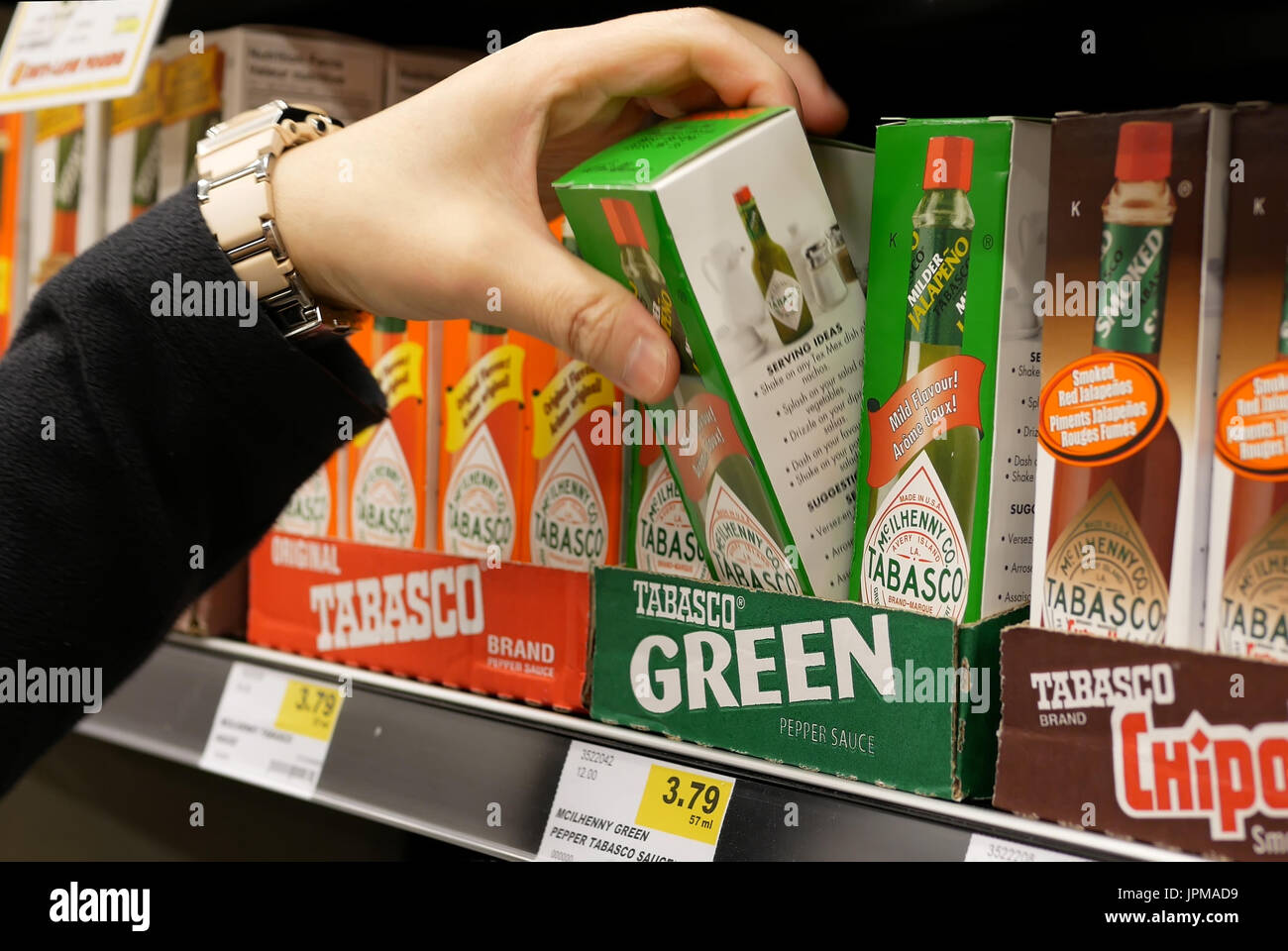 New Westminster, BC, Canada - 15 Aprile 2017 : Close up donna acquisto di Tabasco salsa al pepe verde all'interno di comprare alimenti bassa store Foto Stock