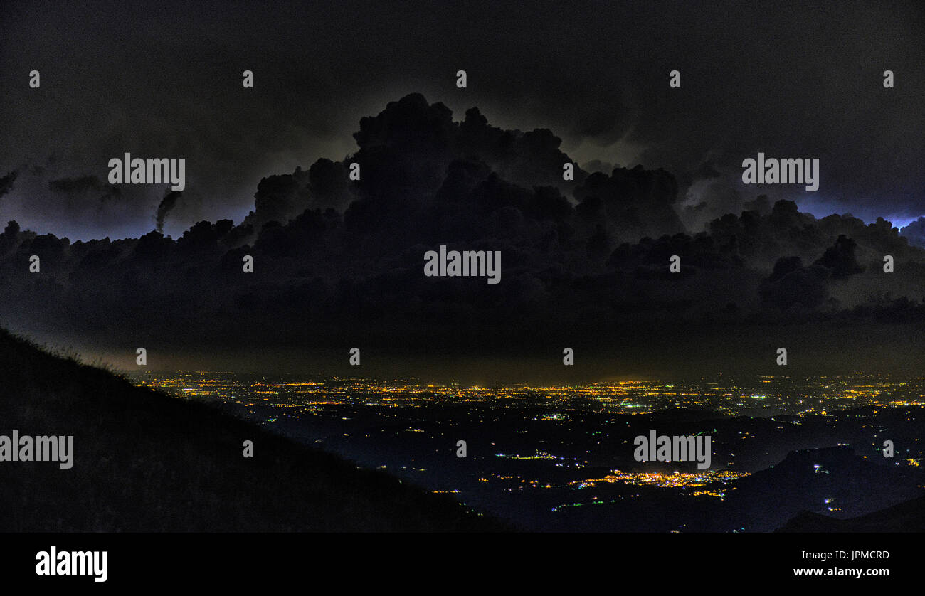 Nuvole temporalesche durante la notte su Reggio Emilia dal Monte Cusna Foto Stock
