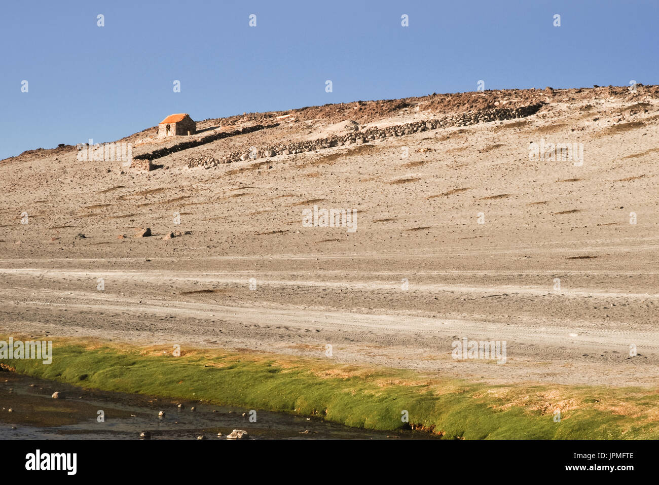 Isolato adobe house in altipiano boliviano, dipartimento di Potosi, Bolivia, Sud America Foto Stock