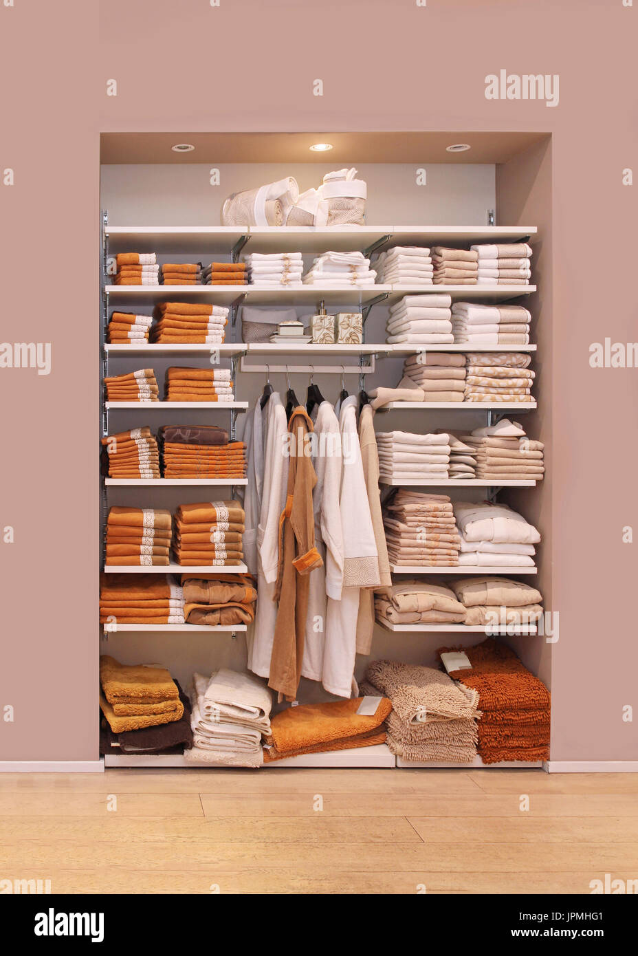 Grande armadio aperto pieno con asciugamani e accappatoi in bagno Foto  stock - Alamy