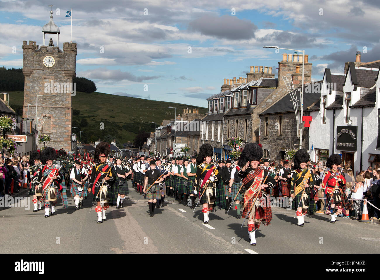 Dufftown, Scozia - Luglio 31, 2017: ammassato bande di cornamuse visualizzare "battendo il Retreat' in città dopo il 2017 Giochi delle Highland in Dufftown, Scozia. Foto Stock