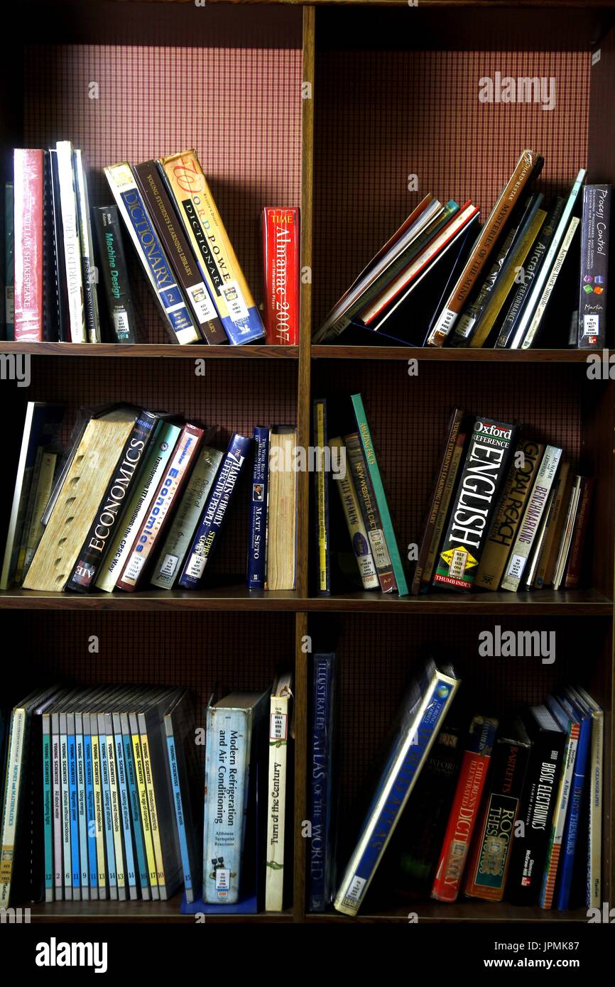PASIG City, Filippine - 31 luglio 2017: una vasta gamma di libri su scaffalature di legno all'interno di una libreria. Foto Stock