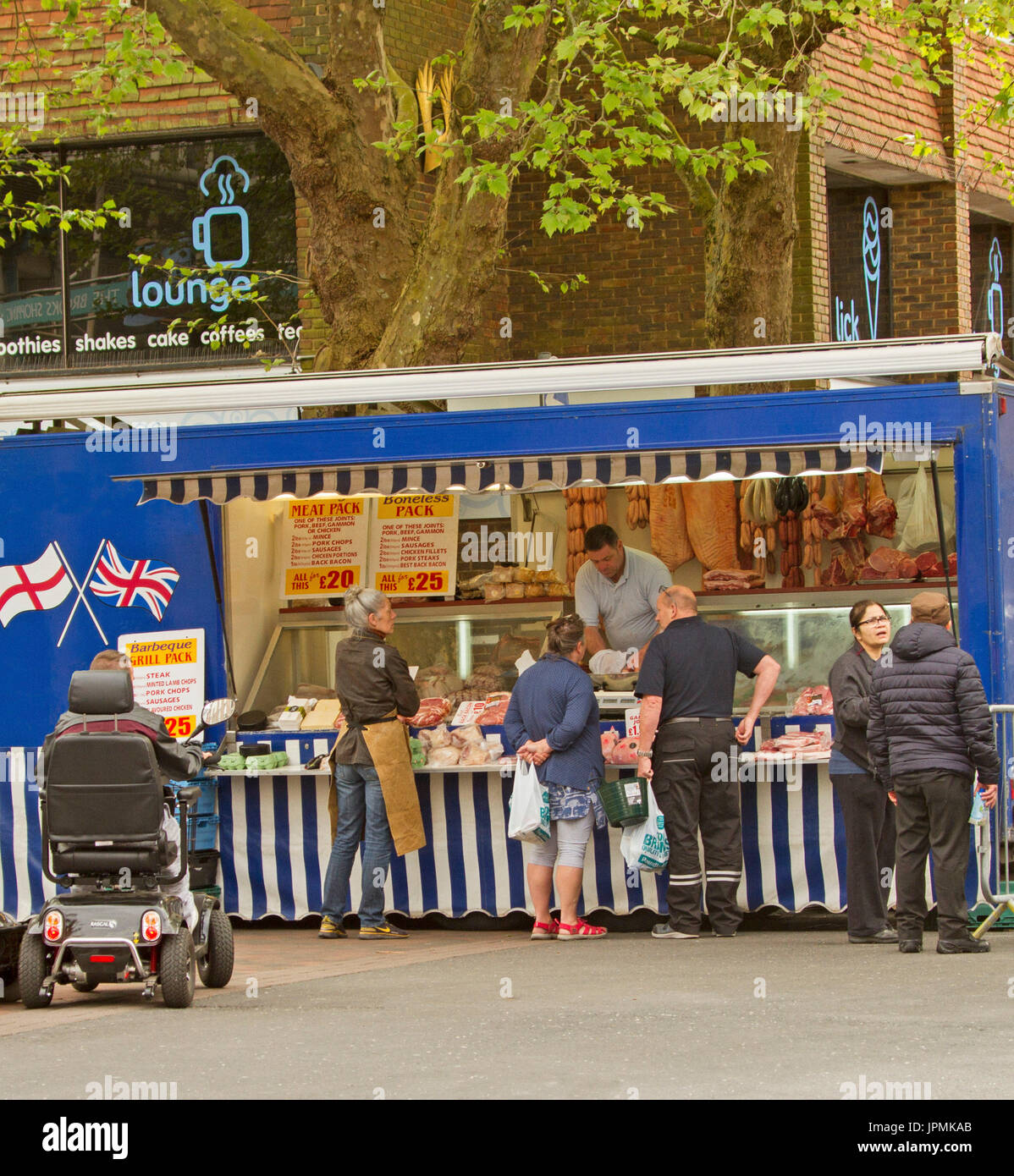 Pressione di stallo di mercato a Winchester, Inghilterra Foto Stock