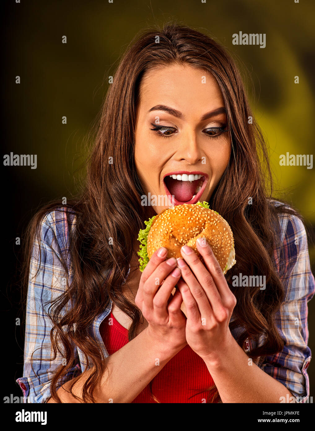 Donna e mangiare hamburger sul tavolo. Foto Stock